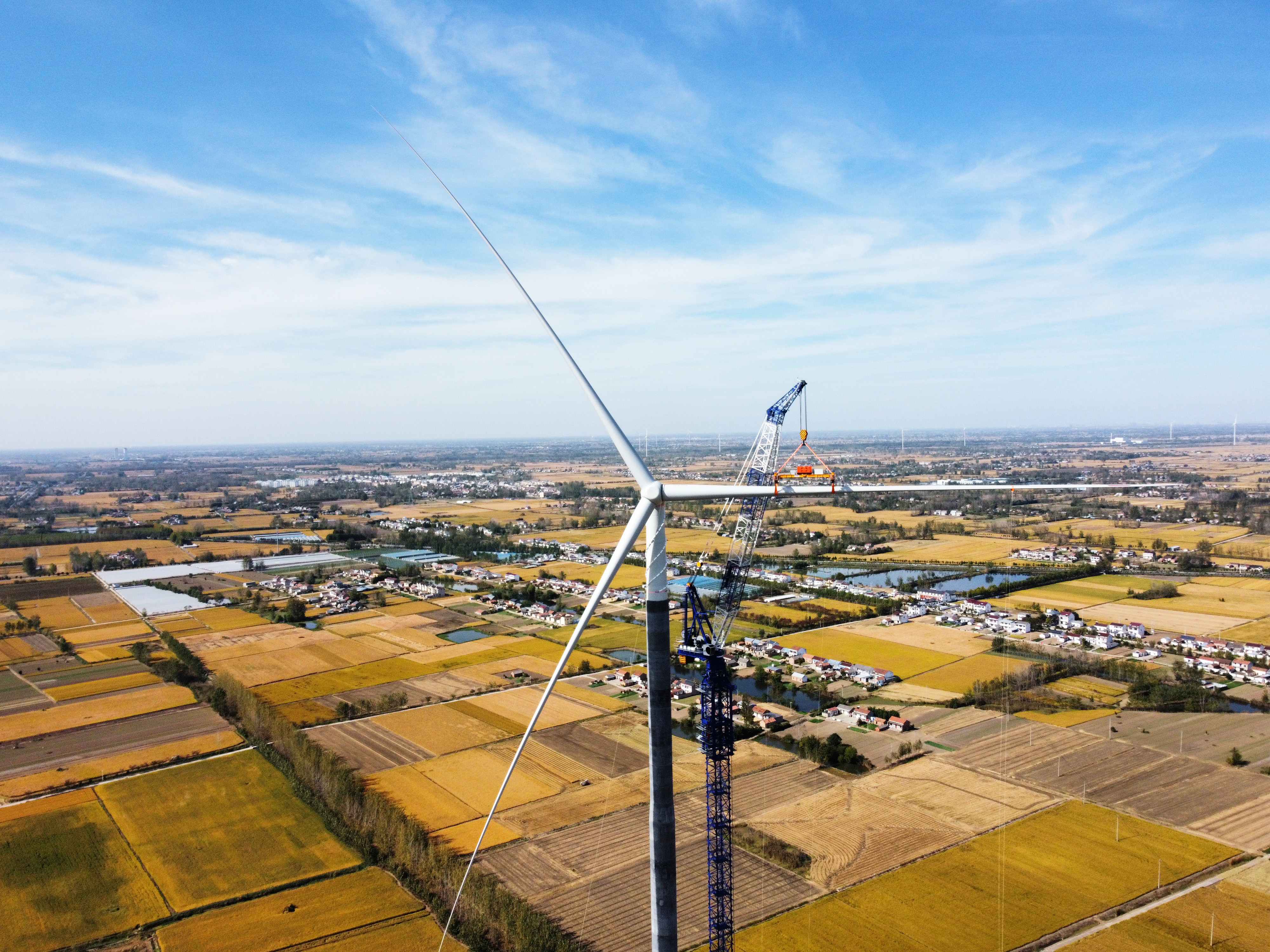 180米！全球首臺(tái)超高性能混凝土材料混塔機(jī)組完成吊裝