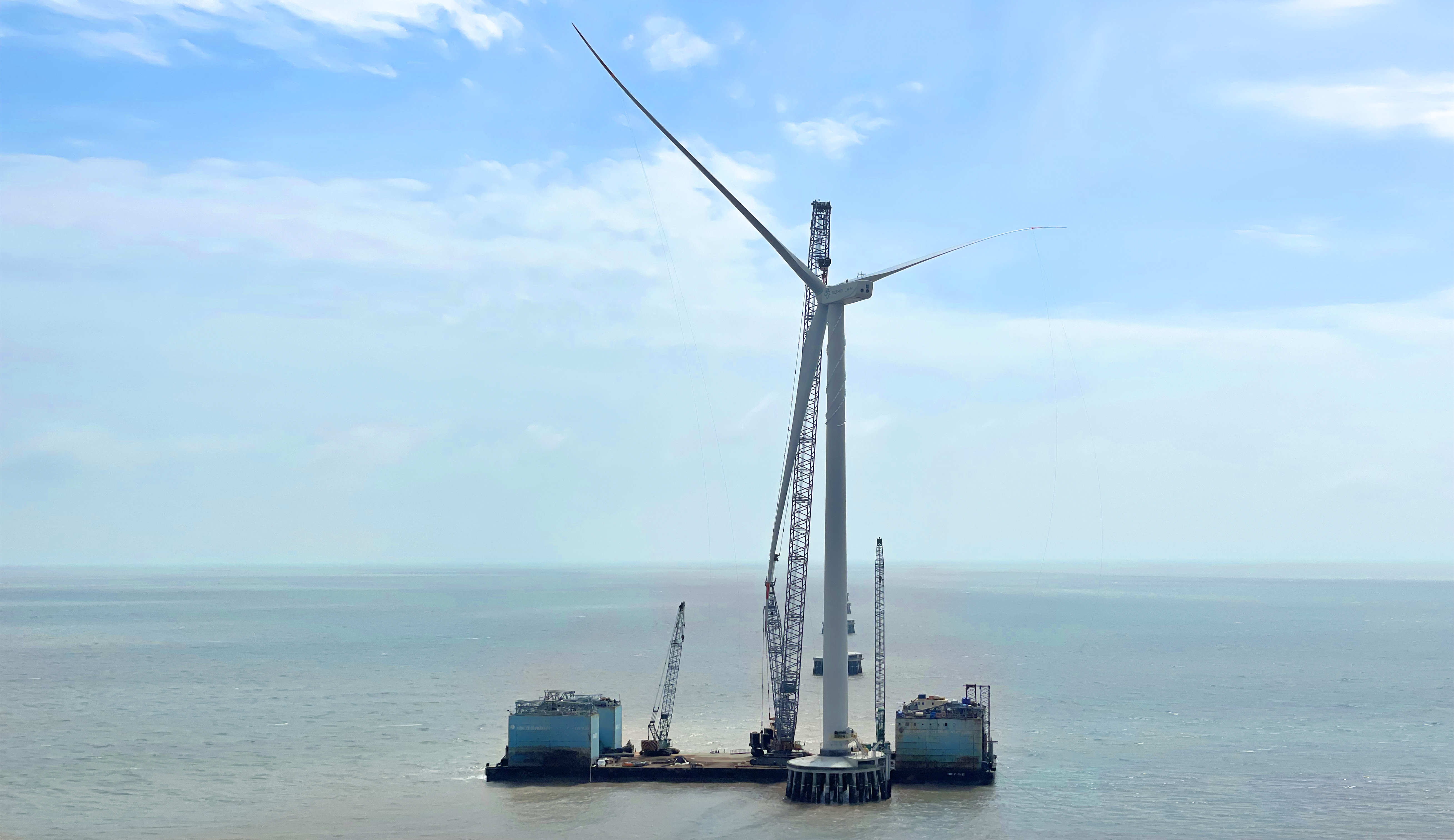 【吹響攻堅沖鋒號】威尼斯9499登錄入口股份首個“雙海”項目順利完成首臺機組吊裝！